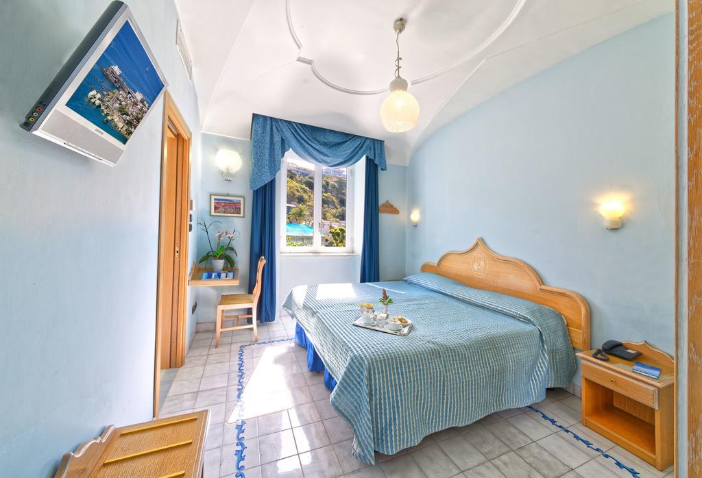 hotelpuntaimperatoreforiocamera1