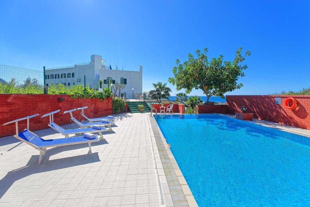 hotelpuntaimperatoreforiopiscina