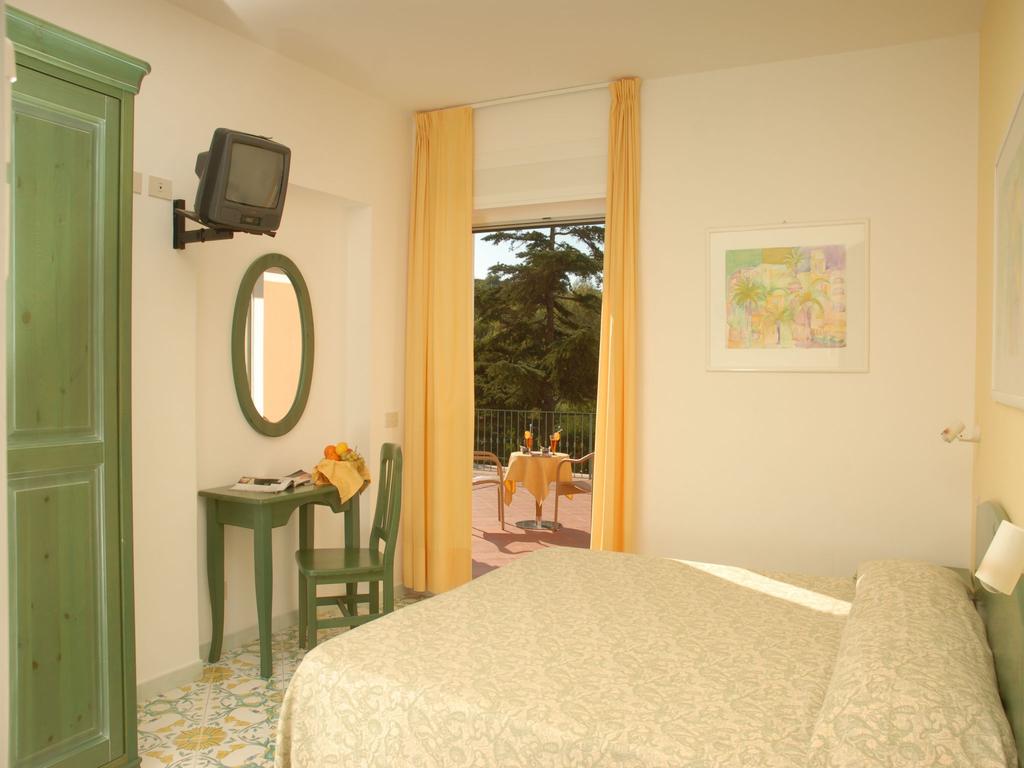 hoteltermelapergolacasamicciolacamera5