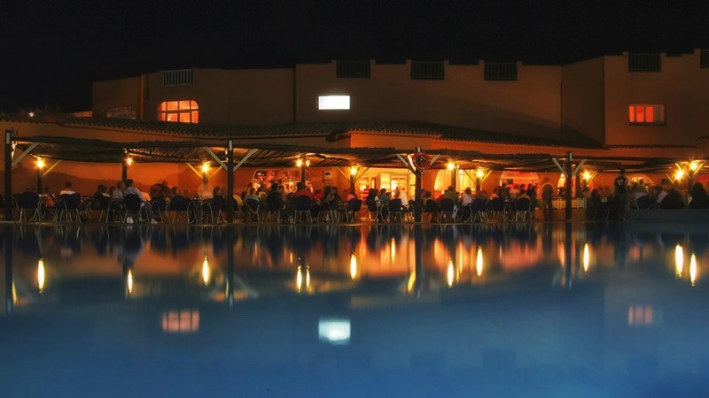 800_marmorata-village-sardegna-piscina-notturna