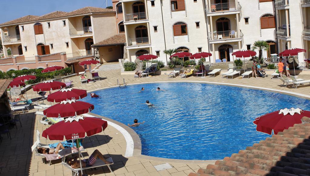 Club-Esse-Posada-Beach-Resort -piscina