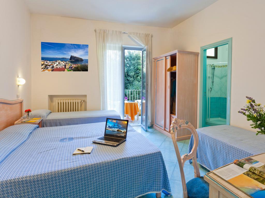 hotel-cleoptra-ischia-camera-2