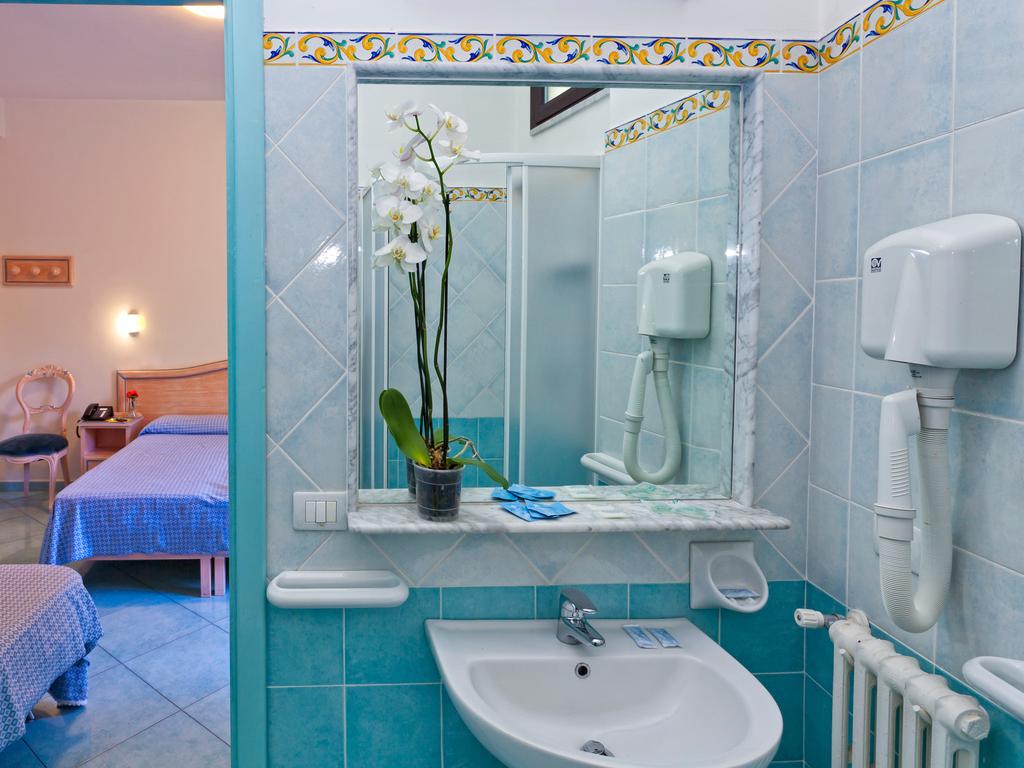 hotel-cleoptra-ischia-camera-bagno-1