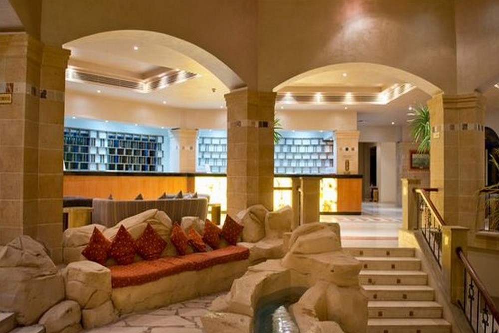 vl_gallery_1050_4_amphoras_hall (1)